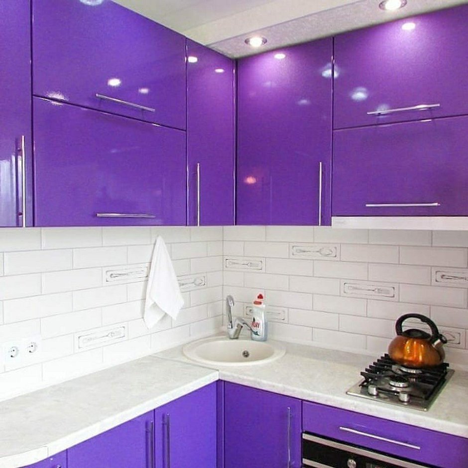 Кухонный гарнитур фиолетовый с белым