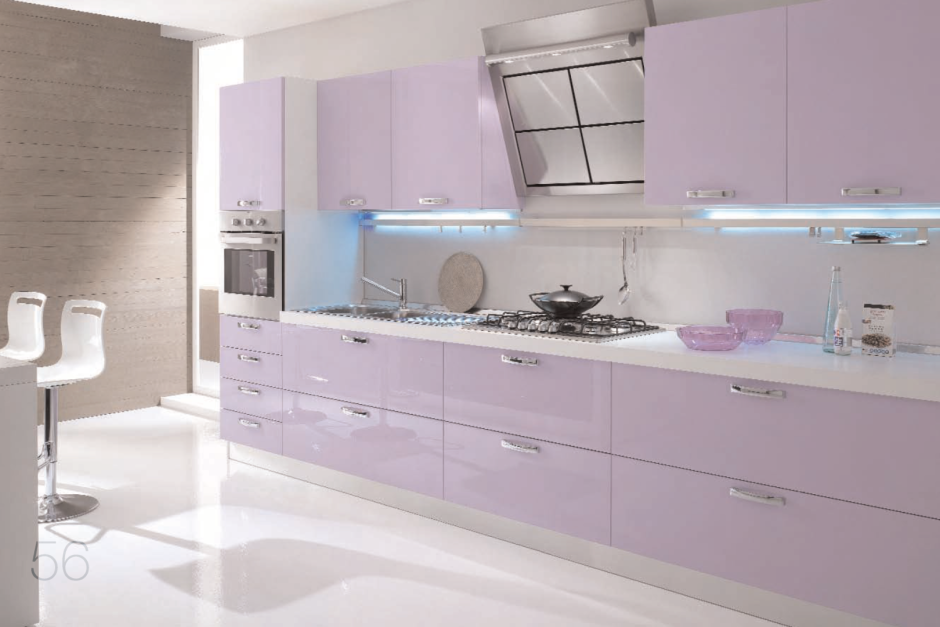 Фиолетовая глянцевая кухня