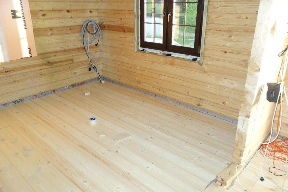 Деревянный пол в деревянном доме