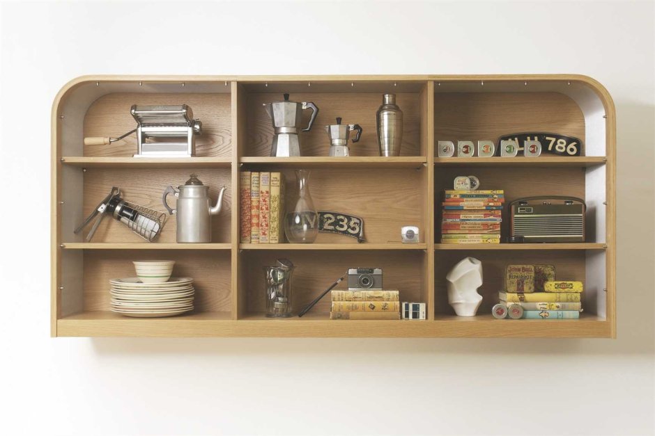 Полки шкафа с предметами