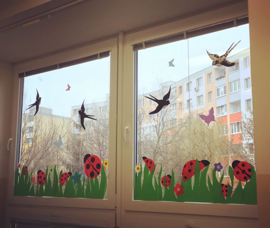 Весеннее украшение окон в детском саду