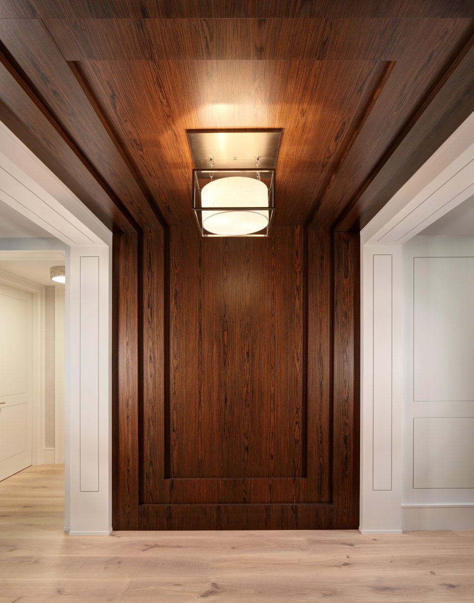 Деревянные панели в прихожей