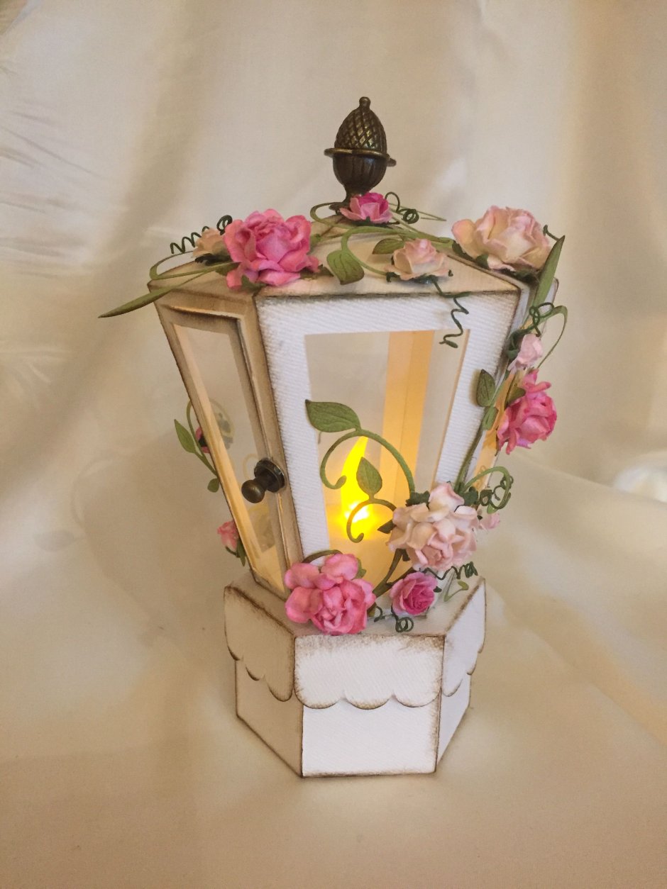Декоративный фонарь с цветами