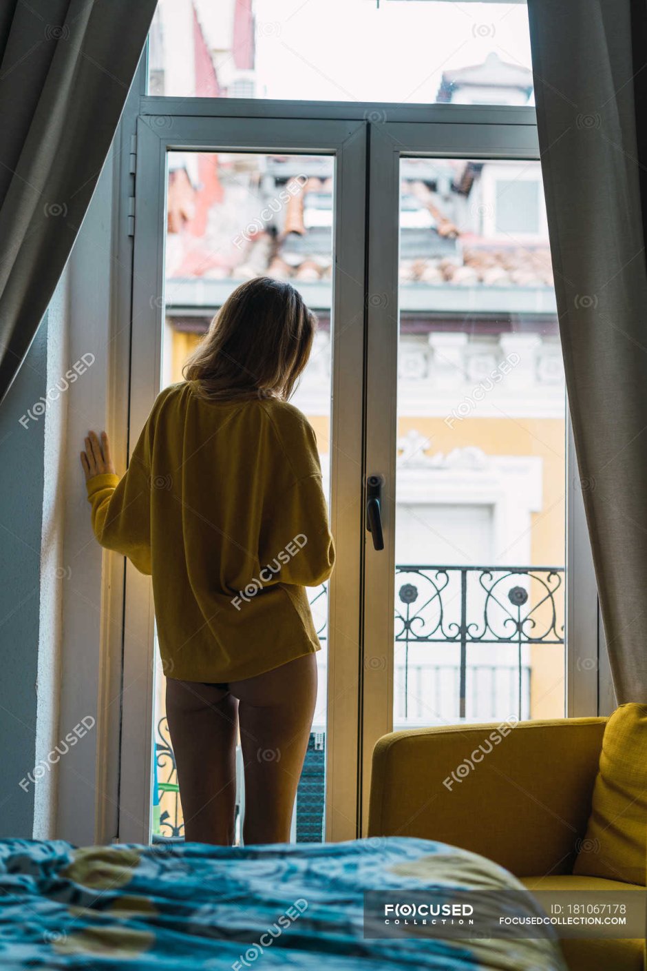 Переодевается в окне