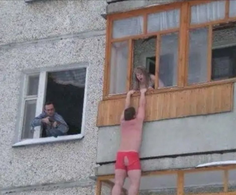 Загорает на балконе