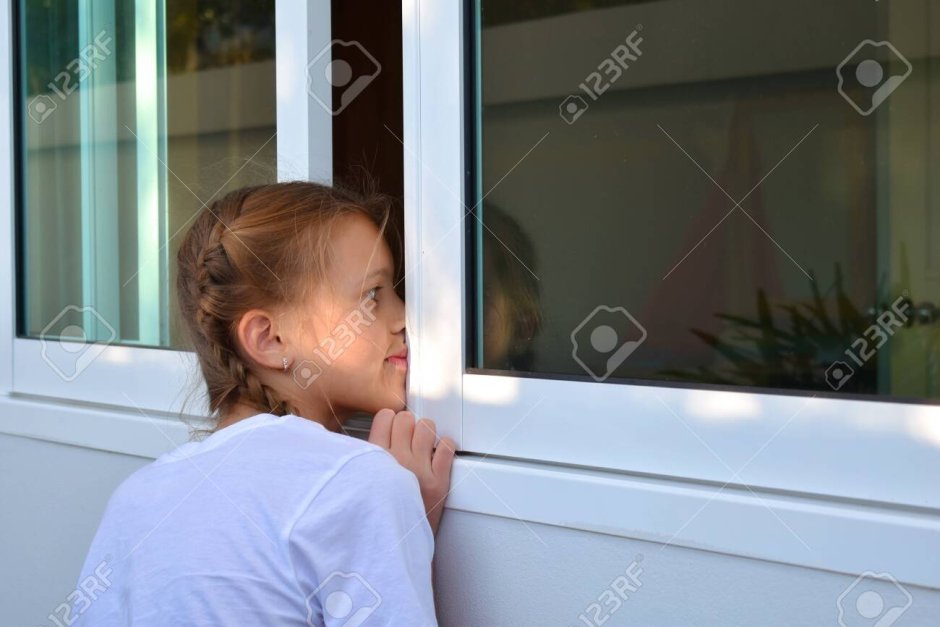 Девушка подглядывает в окно