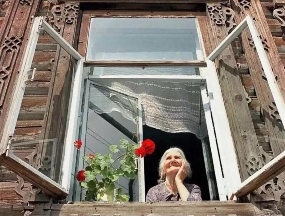 Бабушка у окна