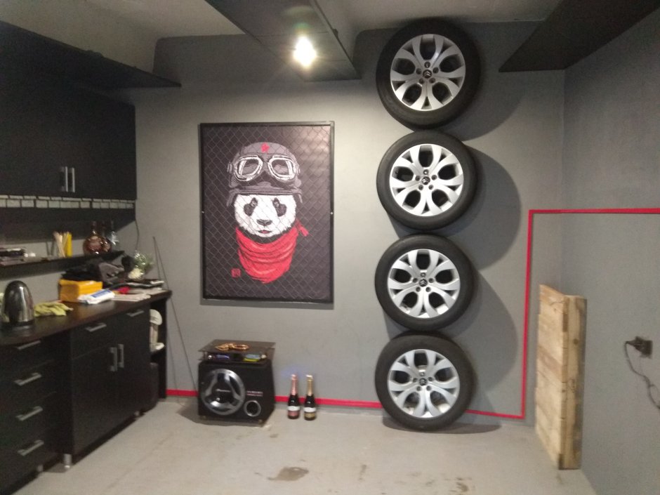 Хранение колес в гараже на стене