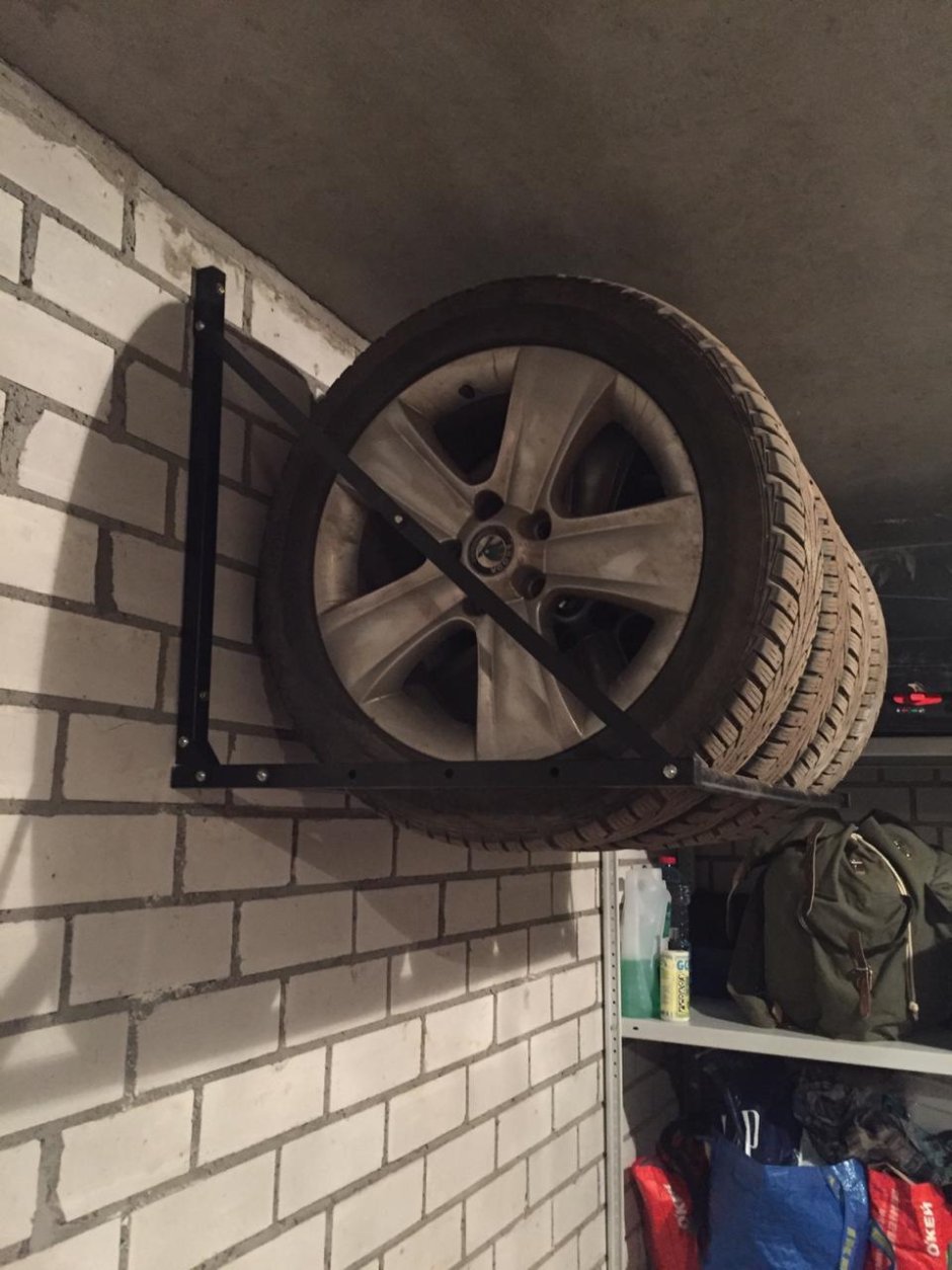 Кронштейн для колес в гараж