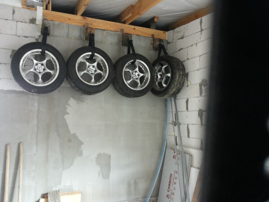 Настенное крепление для колес в гараже