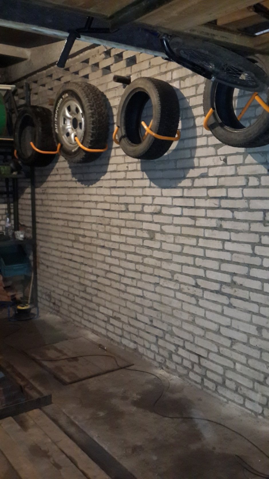 Кронштейн для колес в гараж