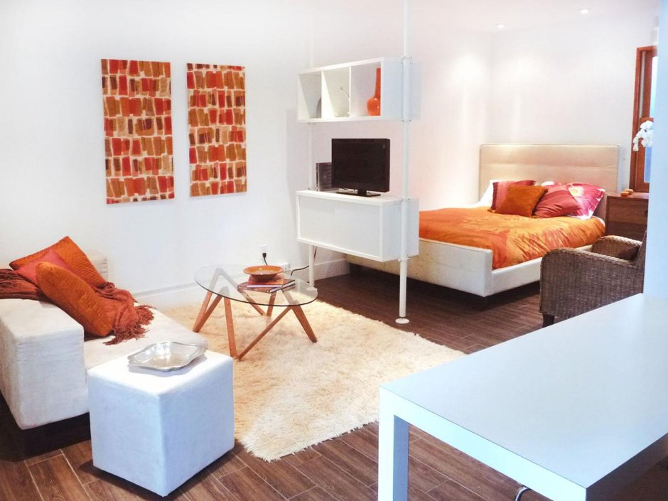 Стильная мягкая мебель для зонирования спальни-гостиной