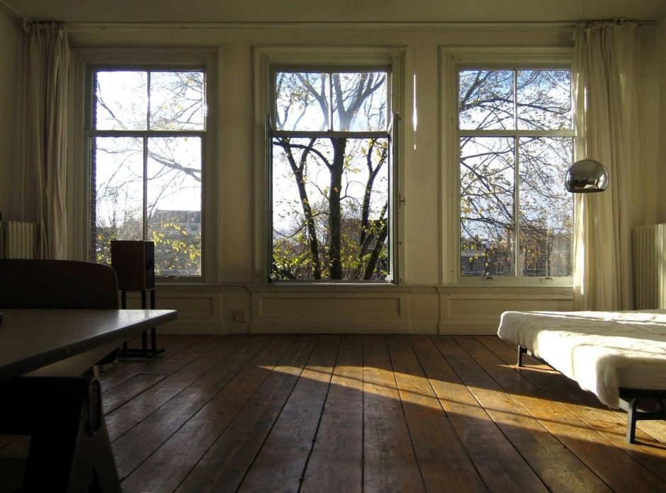 Деревянная комната с окном
