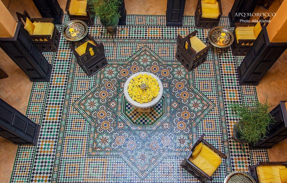 Стол с марокканской мозаикой