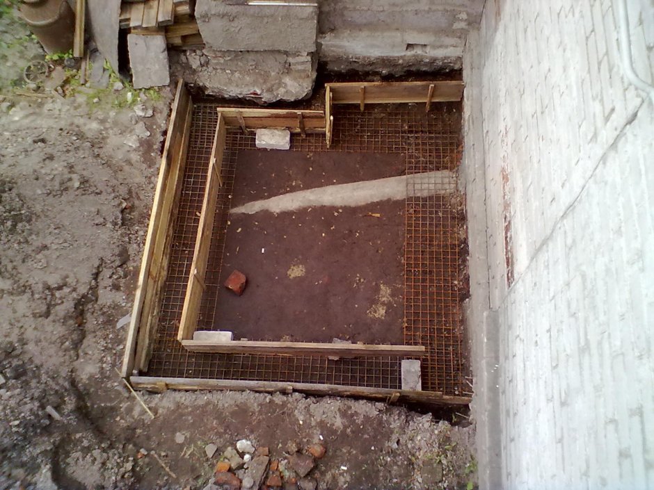 Пристройка к дому из кирпича туалета