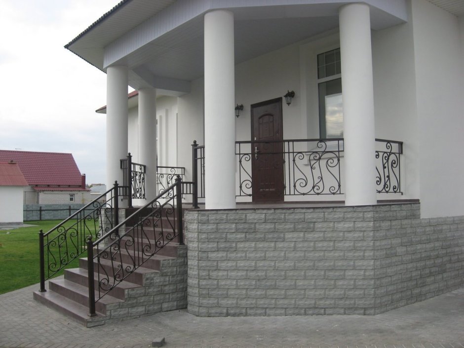 Высокое крыльцо с колоннами