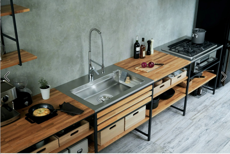 Кухонный гарнитур из металла и дерева