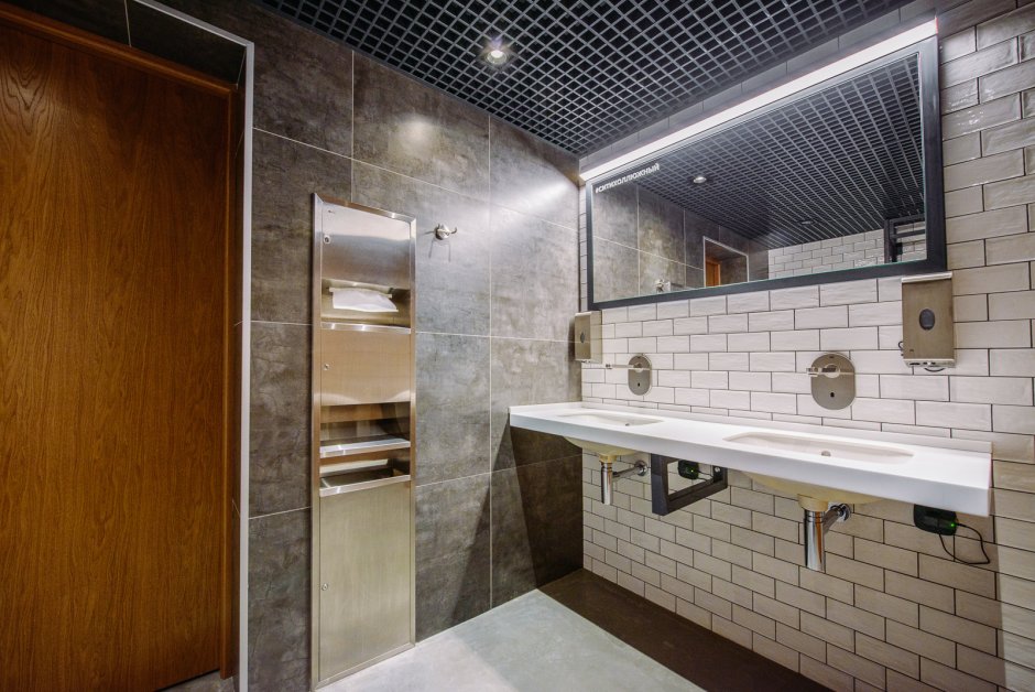 Общественный санузел в стиле лофт