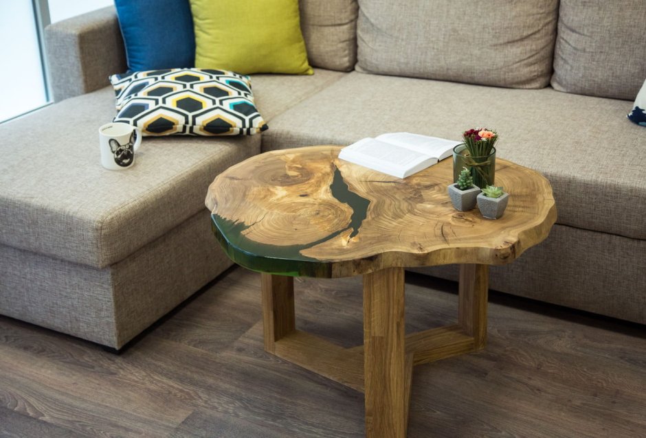Столик из спила дерева