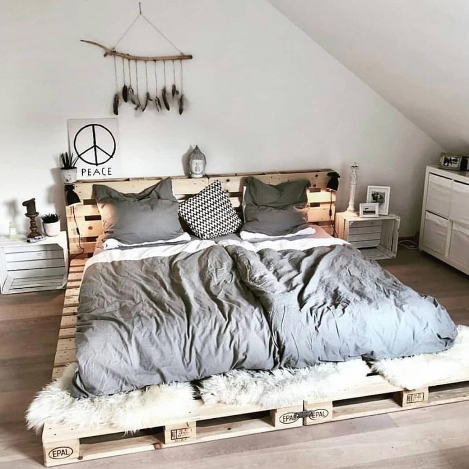 Кровать на подиуме в современном стиле