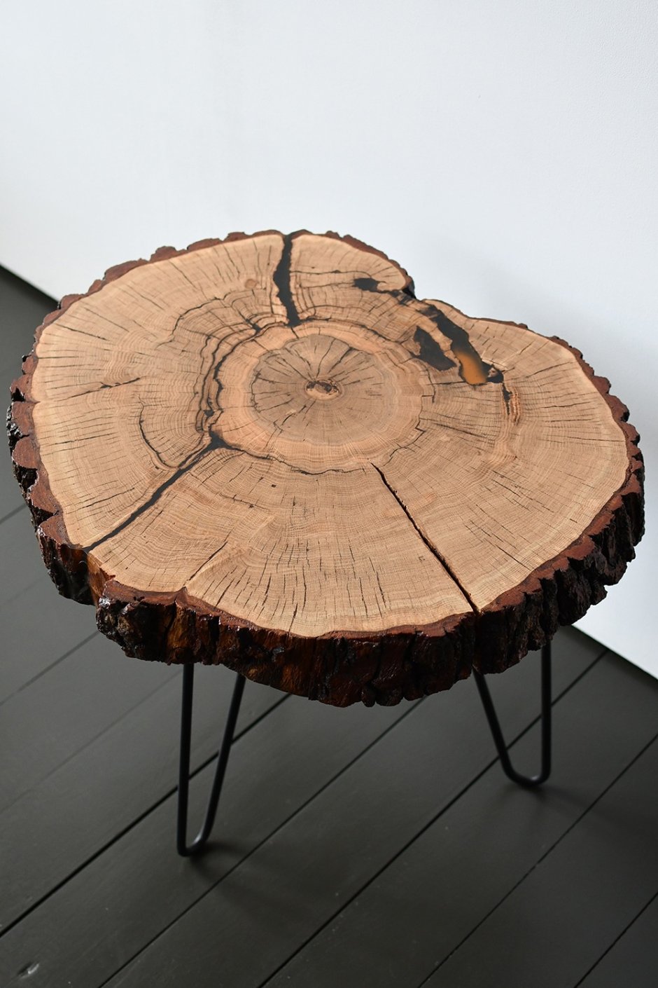 Стол из коры дерева