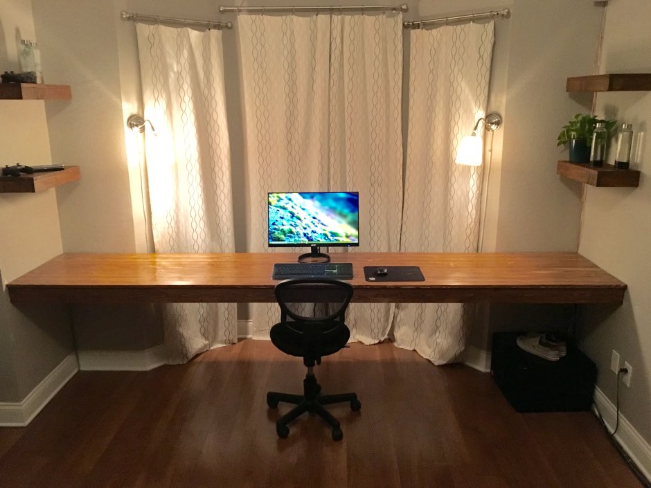 Компьютерный стол прикрепленный к стене