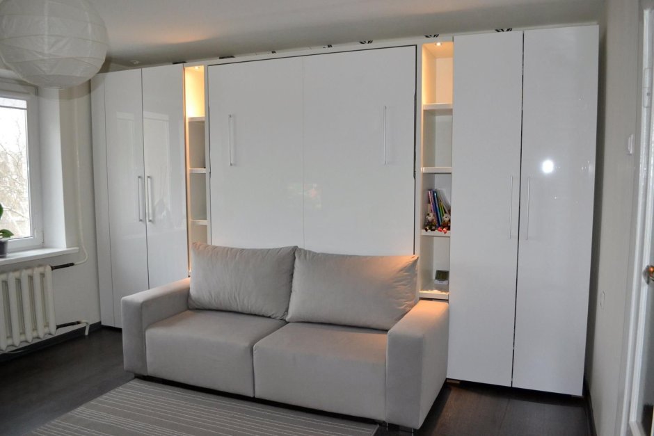 Интерьер спальни с диваном и шкафом