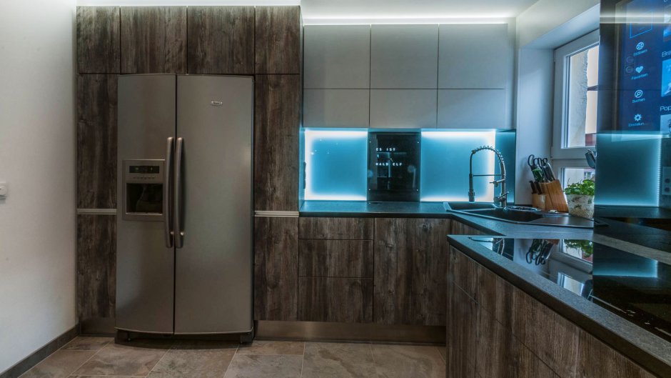 Холодильник LG Сайд бай Сайд в интерьере кухни