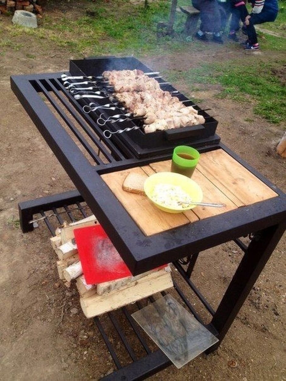 Мангал с деревянным столиком