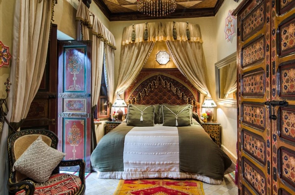 Спальня в марокканском стиле со шкафом