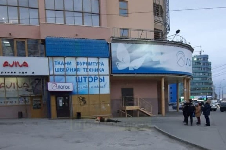 Маленький мальчик выпал из окна