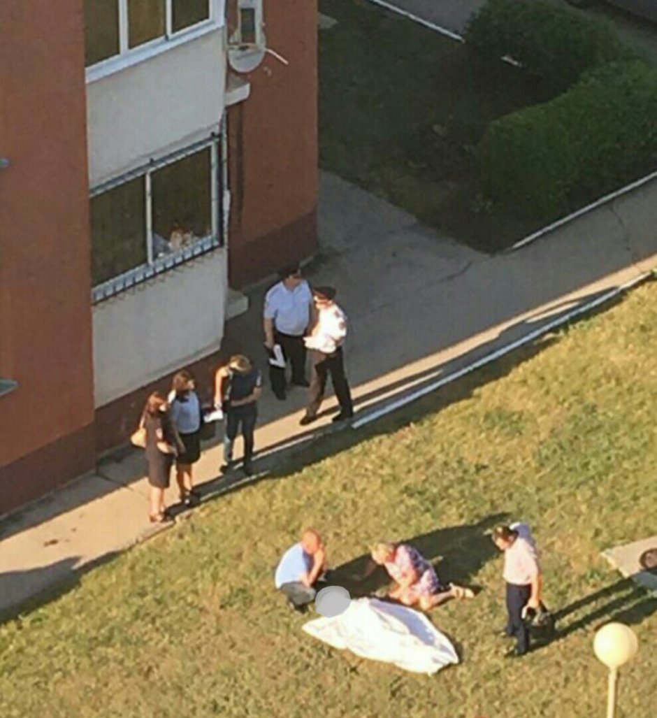 Девушка выпала из окна 8 этажа