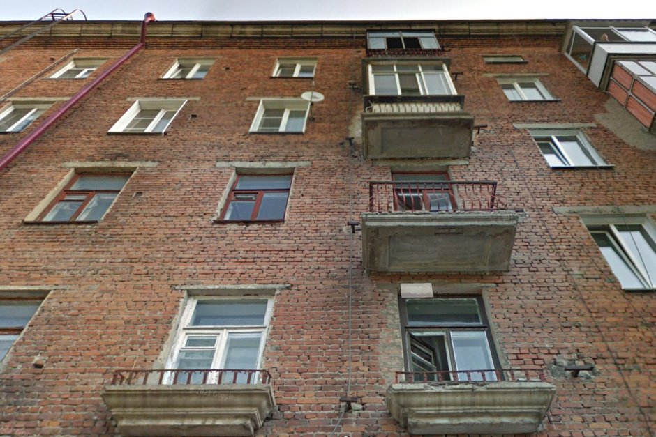 В Ростове мужчина выпал из окна