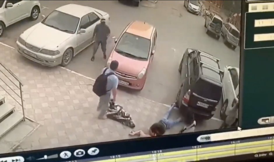 Мужик упал с 17 этажа на коляску