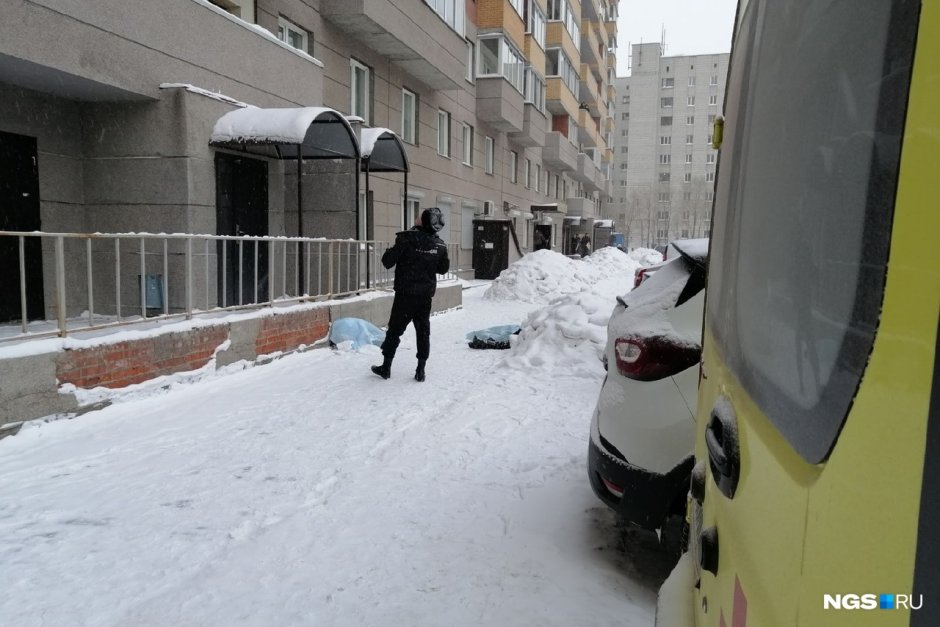 Подросток выпал из окна
