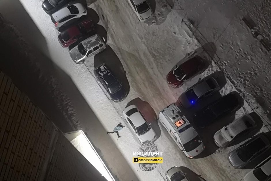 Девочка вывалилась из окна