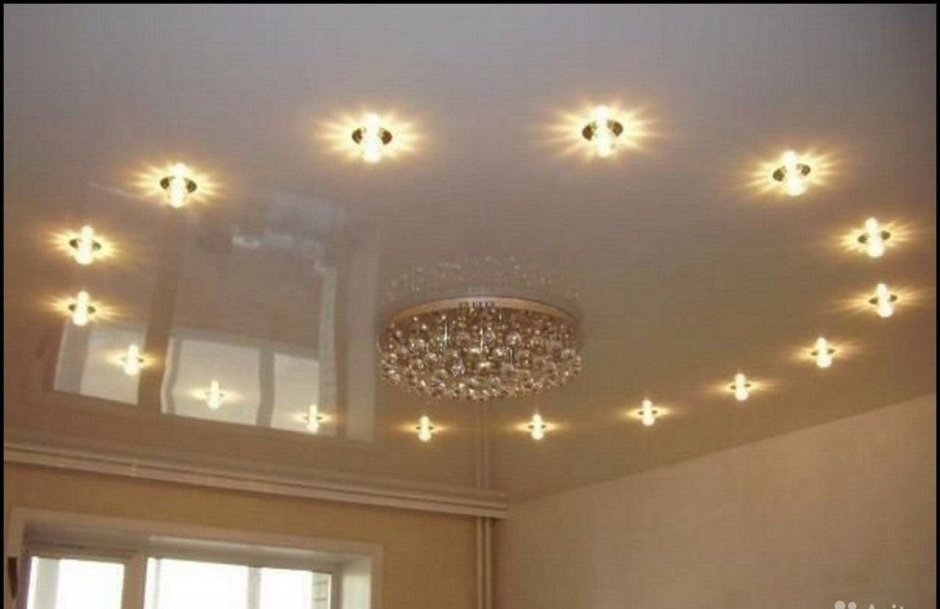 Потолок в спальне с точечными светильниками