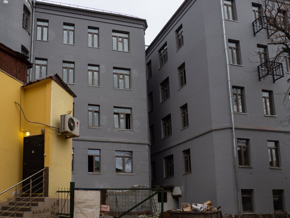 Дом-стена в Санкт-Петербурге на улице Боровой