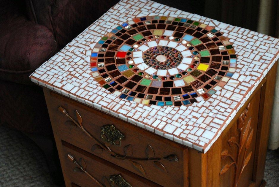 Стол с мозаикой из плитки