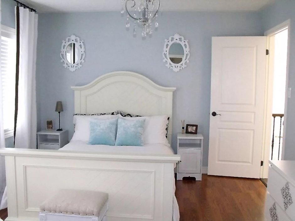 Спальня с голубыми стенами и белой мебелью