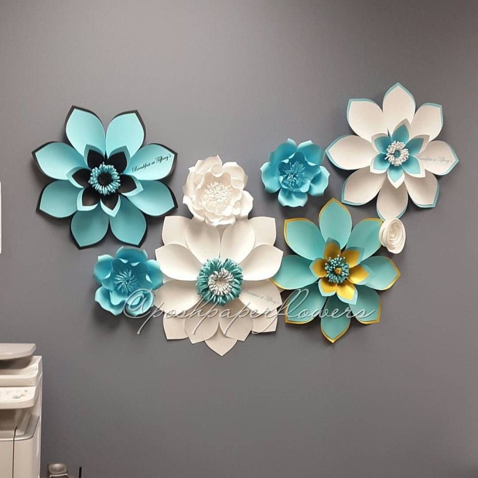 Декор из бумажных цветов на стену