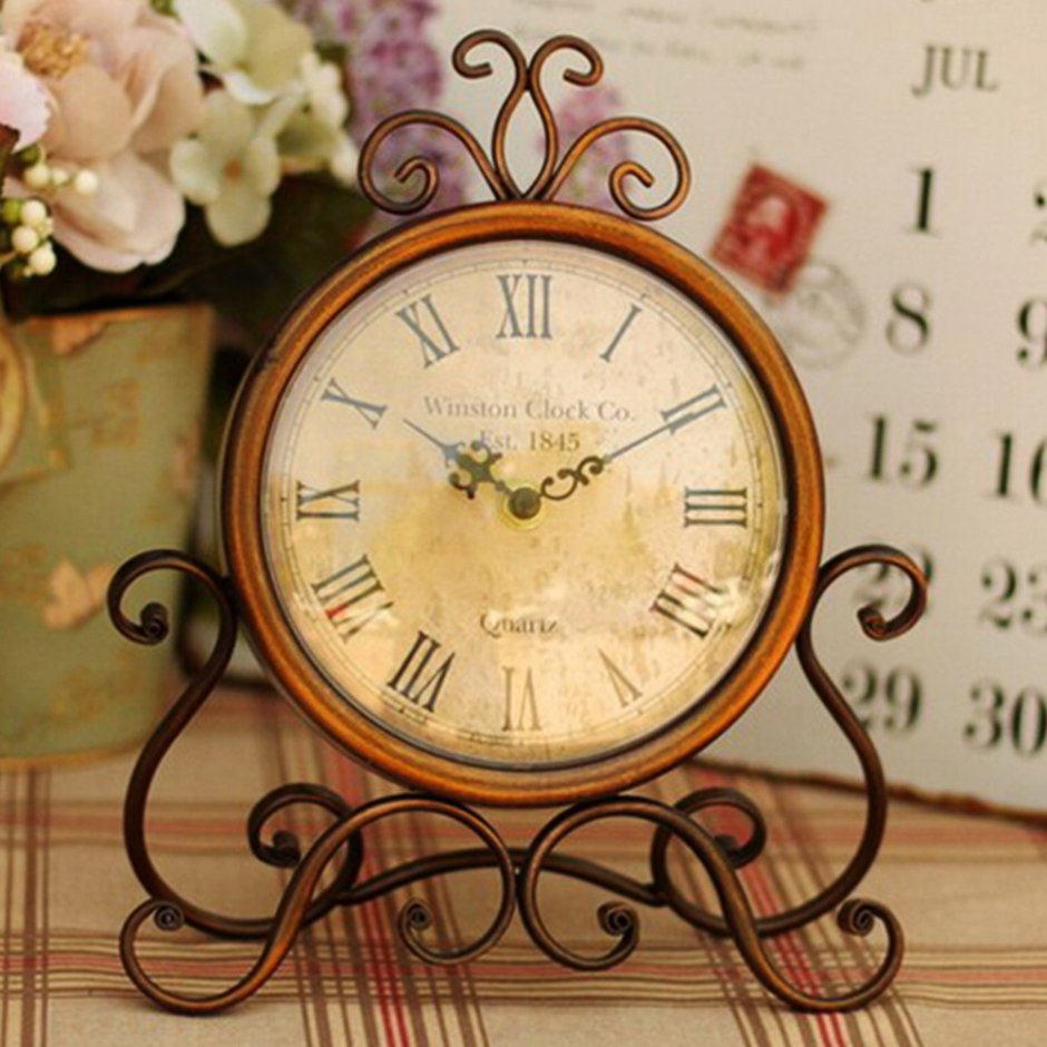 Часы на фоне природы