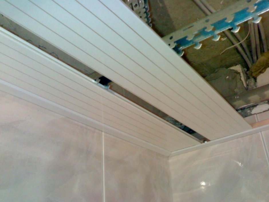 Реечный потолок из ПВХ панелей