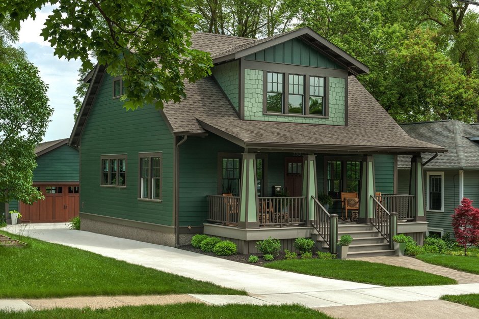 Серые дома с зеленой крышей