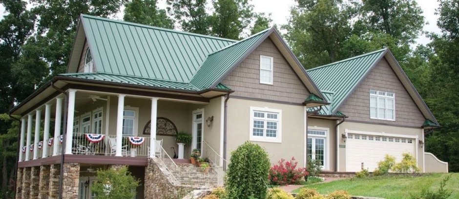 Покраска фасада дома с зеленой крышей