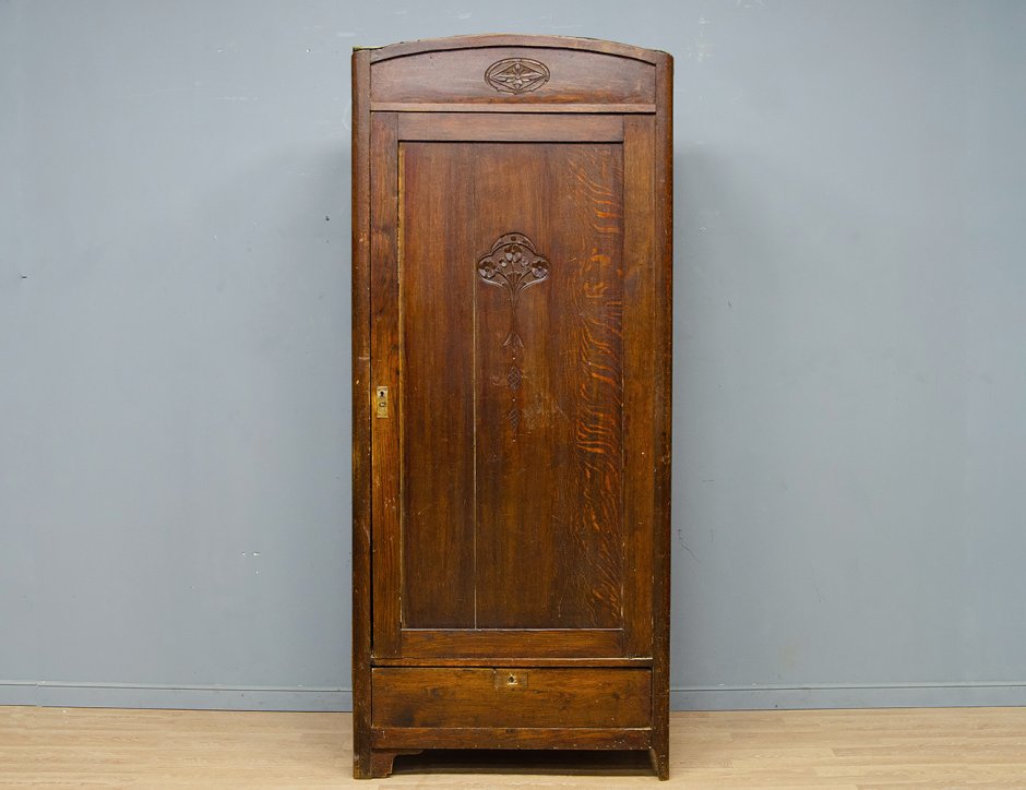 Шкаф в викторианском стиле