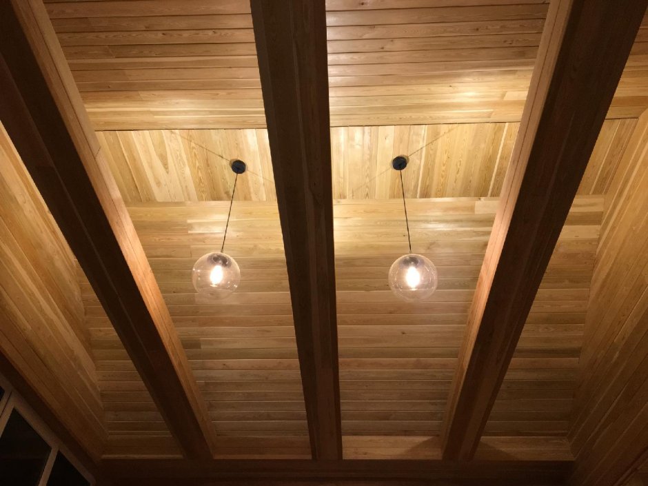 Лиственница на потолок в деревянном доме