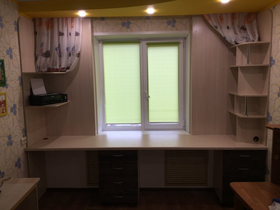 Встроенные столы в подоконник