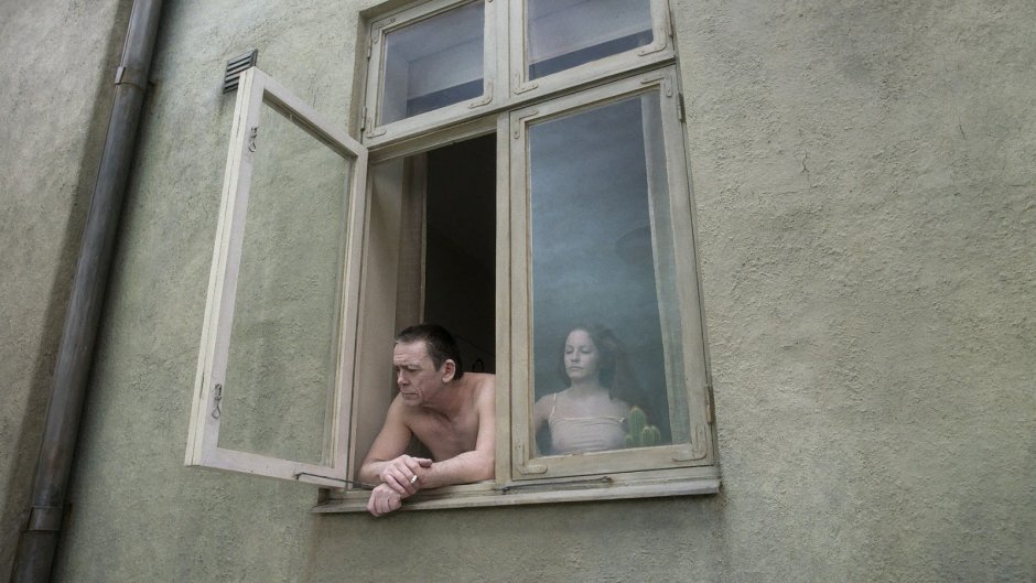 Человек у окна