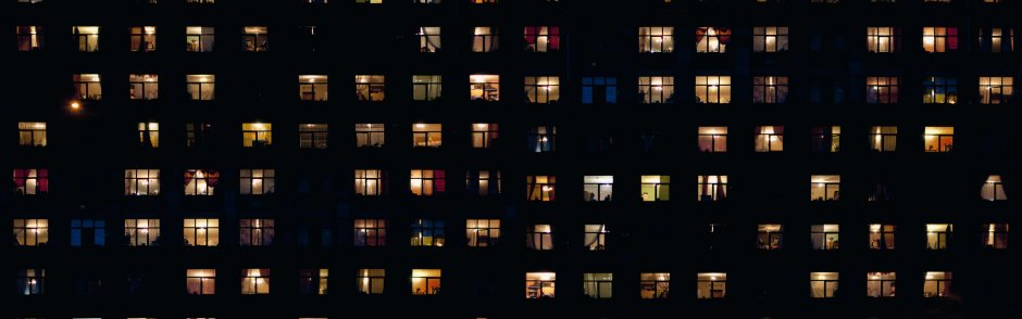 Вечерние окна домов